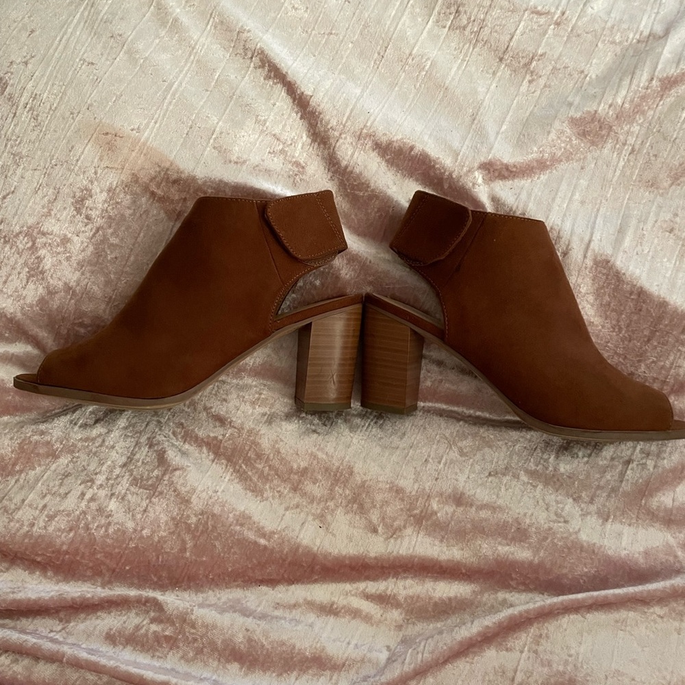Peep Toe Rust Colored Bootie w/ Velcro Closure. Size 8 - Picture 5 of 6